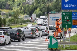 Les bouchons devant l'entrée nord du tunnel du Gothard ont entraîné la fermeture de l'entrée autoroutière à Göschenen/UR (archives).